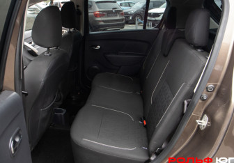 Подержанный автомобиль Renault Sandero 2019 года (8 фото)