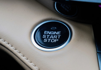 Подержанный автомобиль Changan UNI-V 2023 года (14 фото)