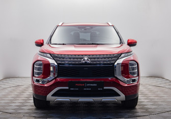 Подержанный автомобиль Mitsubishi Outlander 2022 года (8 фото)