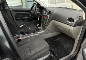 Подержанный автомобиль Ford Focus Sedan 2011 года (13 фото)