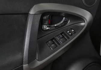 Подержанный автомобиль Toyota RAV4 2012 года (8 фото)