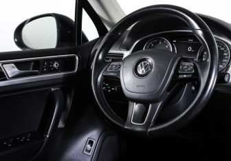 Подержанный автомобиль Volkswagen Touareg 2015 года (13 фото)