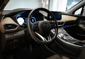 Подержанный автомобиль Hyundai Santa Fe 2022 года (7 фото)