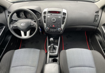 Подержанный автомобиль Kia Ceed Hatchback 2010 года (10 фото)