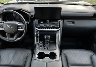 Подержанный автомобиль Toyota Land Cruiser Suv 2024 года (12 фото)