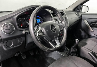 Подержанный автомобиль Renault Sandero 2018 года (13 фото)