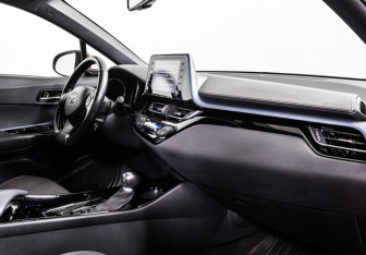Подержанный автомобиль Toyota C-HR 2019 года (9 фото)