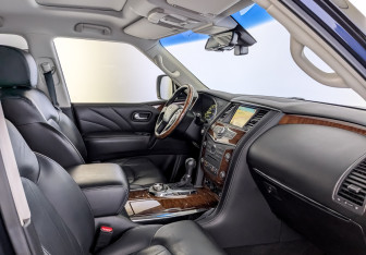 Подержанный автомобиль Infiniti QX80 2017 года (11 фото)