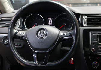 Подержанный автомобиль Volkswagen Jetta Sedan 2016 года (16 фото)