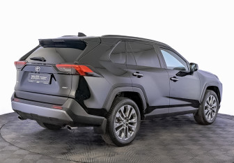 Подержанный автомобиль Toyota RAV4 2022 года (5 фото)