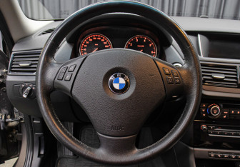 Подержанный автомобиль BMW X1 2013 года (16 фото)
