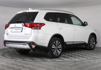 Подержанный автомобиль Mitsubishi Outlander 2019 года (6 фото)