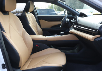 Подержанный автомобиль Changan UNI-V 2022 года (14 фото)