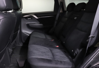 Подержанный автомобиль Mitsubishi Pajero Sport 2019 года (10 фото)