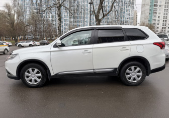Подержанный автомобиль Mitsubishi Outlander 2015 года (8 фото)