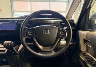 Подержанный автомобиль Honda Stepwgn 2017 года (17 фото)