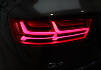 Подержанный автомобиль Audi Q7 2015 года (30 фото)