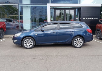 Подержанный автомобиль Opel Astra Wagon 2011 года (8 фото)