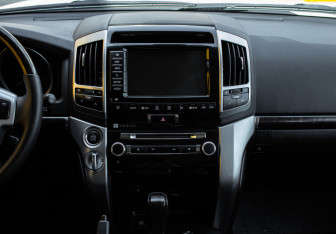 Подержанный автомобиль Toyota Land Cruiser Suv 2015 года (11 фото)