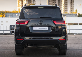 Подержанный автомобиль Toyota Land Cruiser Suv 2023 года (6 фото)