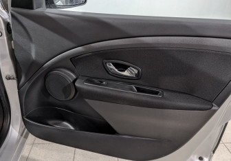 Подержанный автомобиль Renault Fluence 2014 года (25 фото)