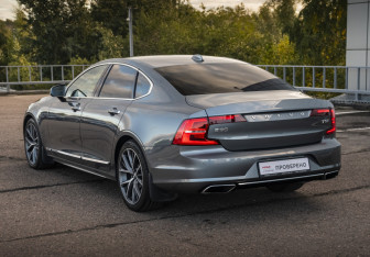 Подержанный автомобиль Volvo S90 2020 года (8 фото)