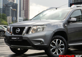 Подержанный автомобиль Nissan Terrano 2015 года (13 фото)