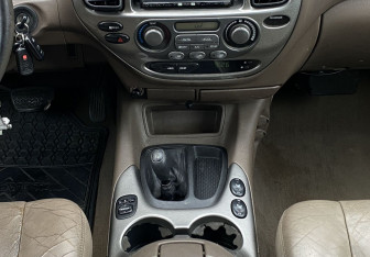 Подержанный автомобиль Toyota Sequoia 2001 года (12 фото)