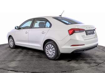 Подержанный автомобиль Skoda Rapid Liftback 2021 года (7 фото)