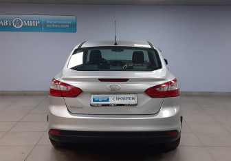 Подержанный автомобиль Ford Focus Sedan 2011 года (6 фото)