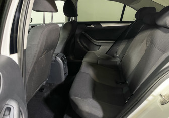 Подержанный автомобиль Volkswagen Jetta Sedan 2018 года (10 фото)