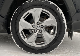 Подержанный автомобиль Toyota RAV4 2019 года (9 фото)