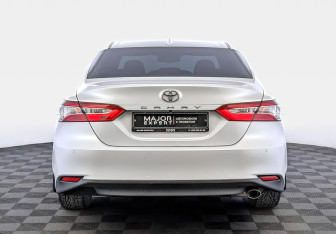 Подержанный автомобиль Toyota Camry Sedan 2021 года (6 фото)