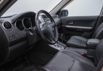 Подержанный автомобиль Suzuki Grand Vitara 2011 года (10 фото)