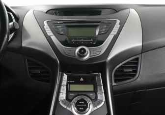 Подержанный автомобиль Hyundai Elantra Sedan 2013 года (10 фото)