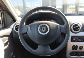 Подержанный автомобиль Renault Logan Sedan 2013 года (15 фото)