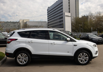 Подержанный автомобиль Ford Kuga 2017 года (3 фото)