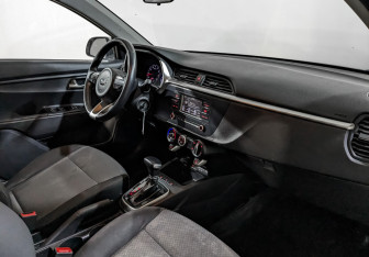 Подержанный автомобиль Kia Rio Hatchback 2021 года (11 фото)
