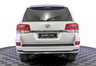 Подержанный автомобиль Toyota Land Cruiser Suv 2021 года (6 фото)