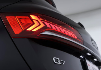 Подержанный автомобиль Audi Q7 2021 года (22 фото)