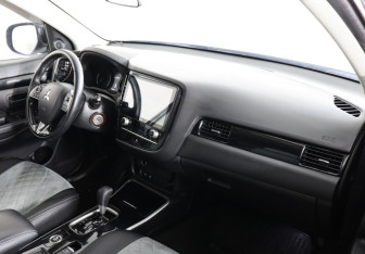 Подержанный автомобиль Mitsubishi Outlander 2021 года (10 фото)