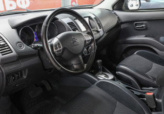 Подержанный автомобиль Citroen C-Crosser 2012 года (16 фото)