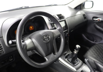 Подержанный автомобиль Toyota Corolla Sedan 2012 года (7 фото)