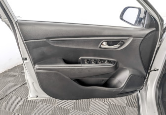 Подержанный автомобиль Kia Rio Hatchback 2021 года (19 фото)