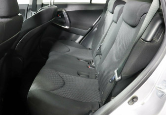 Подержанный автомобиль Toyota RAV4 2010 года (10 фото)