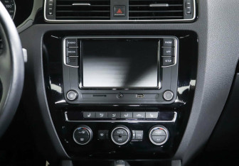 Подержанный автомобиль Volkswagen Jetta Sedan 2018 года (8 фото)