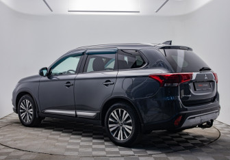 Подержанный автомобиль Mitsubishi Outlander 2021 года (3 фото)