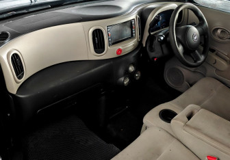 Подержанный автомобиль Nissan Cube 2010 года (10 фото)