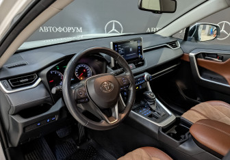 Подержанный автомобиль Toyota RAV4 2020 года (15 фото)