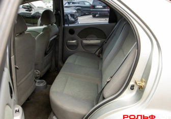 Подержанный автомобиль Chevrolet Aveo Sedan 2005 года (8 фото)